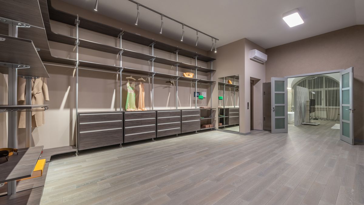 Dressing éclairé mettant en valeur les rangements