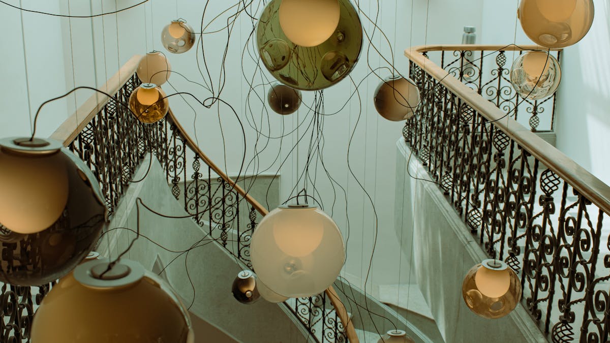 Escalier mis en lumière dans un intérieur contemporain