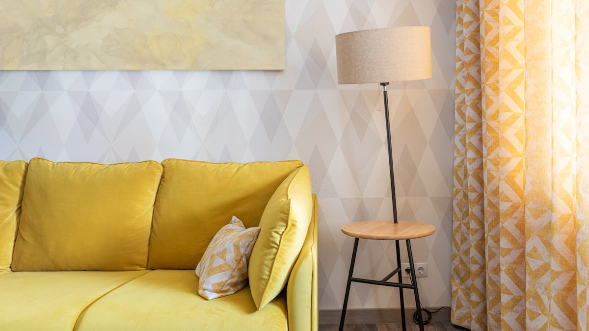 Lampadaire sur pied éclairant un salon contemporain